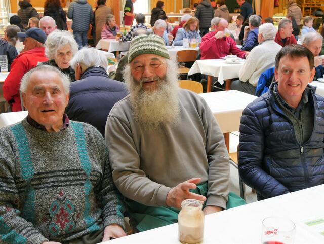 Franz, Hans und Hans treffen gerne Bekannte am Bauernmarkt. | Foto: LAURA PUTZ