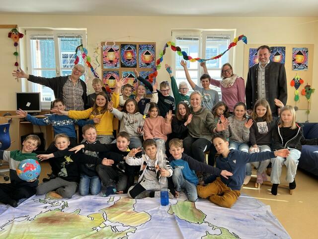 Besuch in der Volksschule Pruggern mit den Schülerinnen und Schüler der dritten und vierten Klasse: Stefanie Greiter (Klimabündnis Steiermark), Lehrerin Anna Trummer (sitzend), Natalie Prüggler (Klar! Ennstal) und Bürgermeister Dieter Stangl | Foto: Denise Lerchegger/Gemeinde Sölk