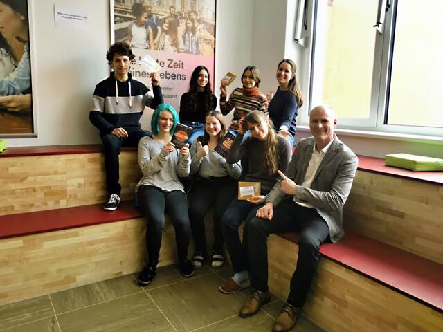 Neža Vogrinčič (vorne, 2.v.r.) wird u.a. von Direktor Hannes Schuster bejubelt.  | Foto: Borg Bad Radkersburg