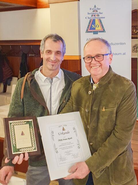Josef Reithner, neuer Obmann der NÖ Christbaumbauern, bedankt sich bei seinem Vorgänger Franz Raith für seinen herausragenden Einsatz und überreicht ihm die Ehrenmitgliedschaft der NÖ Christbaumbauern.  | Foto: Karl Schuster/weihnachtsbaum.at