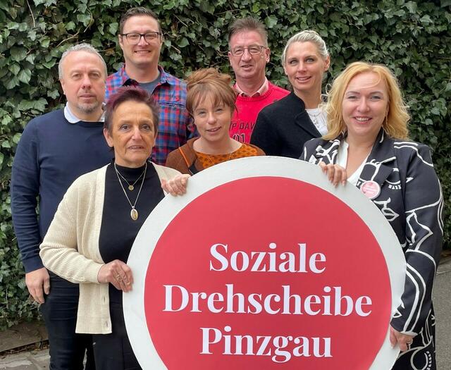 Hinten vlnr.: Vbgm. Andreas Steger (Maishofen), Mario Brünner (Taxenbach), Manfred Deutsch (Mittersill), Kathrin Wimmer (Zell am See).
Vorne von links: Elfriede Hofer (Taxenbach), Natascha Kendler (Bruck), LAbg. Barbara Thöny | Foto: Soziale Drehscheibe