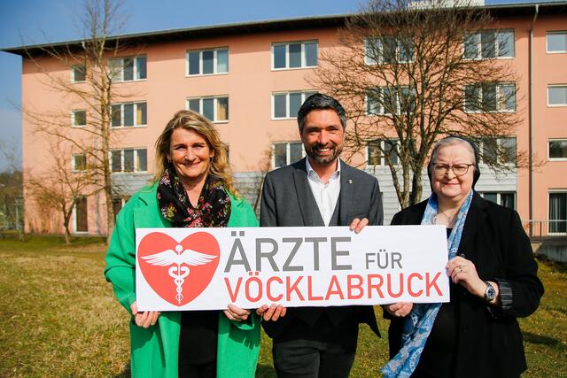 Gesundheitsreferentin Tanja Grander, Bürgermeister Peter Schobesberger, Generaloberin Sr. Angelika Garstenauer vor dem geplanten Primärversorgungszentrum
 | Foto: Erich Steinwendner