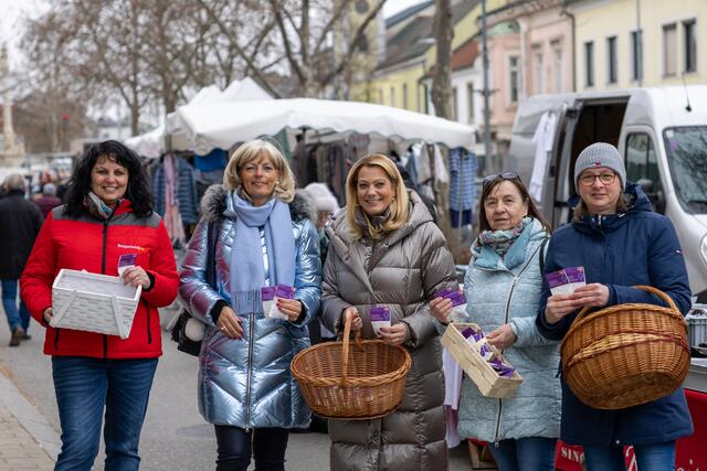V. l.: Dagmar Schlager, Elisabeth Böhm, Daniela Winkler, Marietta Endresz und Silvia Pitzl waren unterwegs am Markt in Neusiedl am See. | Foto: SPÖ Bezirk Neusiedl am See