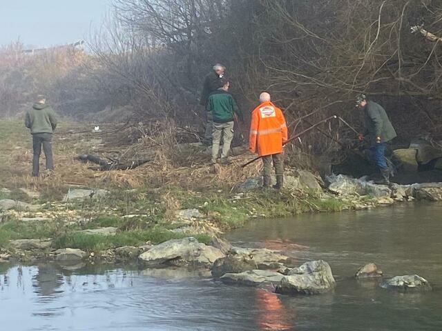 Hier versperrt ein großer Gesteinsbrocken einen Großteil der Fischtreppe. Ein Bagger muss kommen.