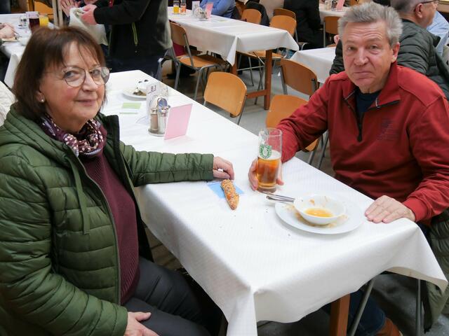 Erni und Willi kommen oft in die Bauernmarkthalle. | Foto: LAURA PUTZ