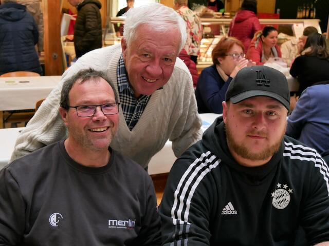 Kurt, Günter und Fabian treffen Bekannte am Bauernmarkt. | Foto: LAURA PUTZ