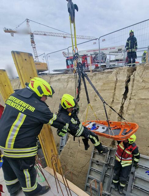 Der Arpeiter musste per Kran gerettet werden. | Foto: Freiwillige Feuerwehr Eisenstadt