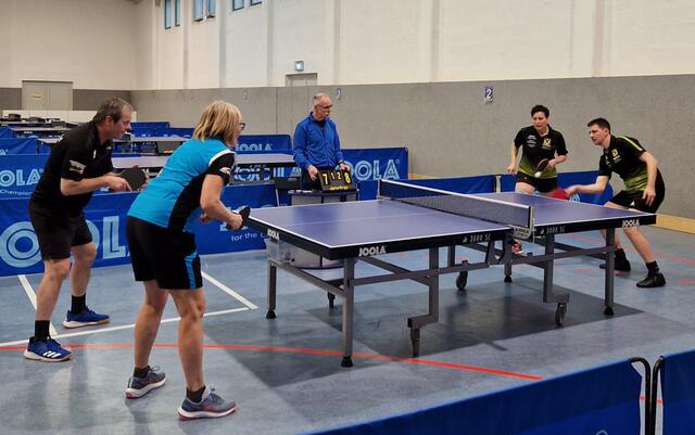 Im Mixed-Doppel Finale spielten Claudia Reininger und Markus Schnitzhofer vom ESV Bischofshofen gegen Inge Gruber aus St. Johann und Erich Höllbacher. | Foto: HSV St. Johann im Pongau