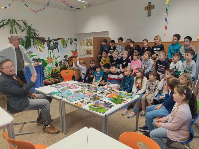 Franz Moser (v.l.) beim Vorlesen in der Volksschule Gallspach. | Foto: Konnie Schmied
