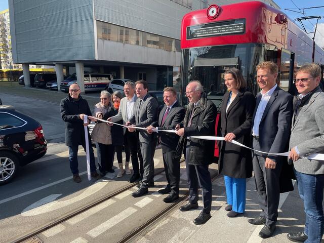 Offizielle Freigabe an der Haltestelle Schützenstraße für die Weiterfahrt zum Bahnhof Rum. | Foto: BezirksBlätter