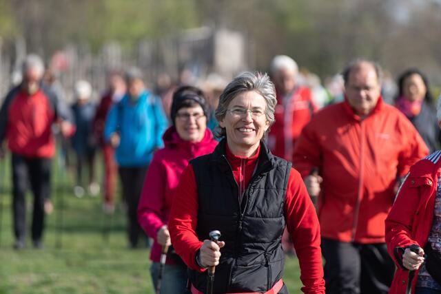 Jede Woche wird zum gemeinsamen Nordic Walking geladen.  | Foto: Rinkhy