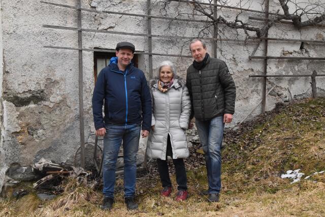 Schmied Florian Pernlochner, Hausbesitzerin Monika Zwirner mit dem Schmiede-Innungsmeister Urban Unger vor der historischen Schmiede. | Foto: Kendlbacher