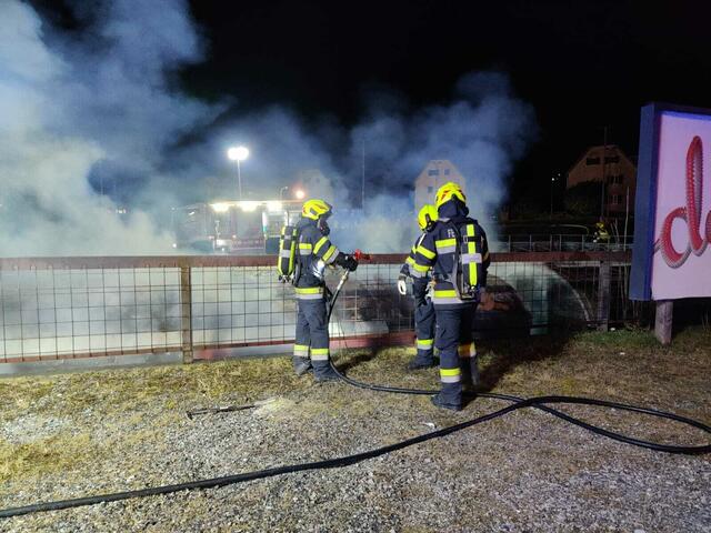 Nächtlicher Einsatz für vier Feuerwehren und Bürgermeister Helmut Linhart | Foto: FF Köflach