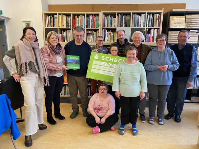 Scheckübergabe Franz Moser sen. an die Kunstwerkstatt der Lebenshilfe Gmunden. | Foto: SEP