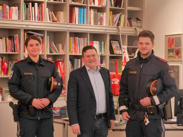 Bezirksvosteher Wilfried Zankl (SPÖ) begrüßte Revierinspektorin Wannebauer und Revierinspektor Apfl in Meidling. | Foto: BV 12/Schinagl