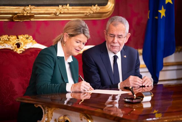 Klaudia Tanner wird am 7. Jänner 2020 in der Hofburg als Verteidigungsministerin angelobt. Seither liefert sie sich mit Bundespräsident Alexander Van der Bellen ein brisantes Posten-Duell um Niederösterreichs größten Truppenübungsplatz. | Foto: Bundesheer/Peter LECHNER
