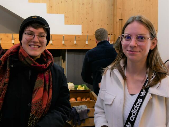 Franziska und Lena kaufen gerne regional ein. | Foto: LAURA PUTZ