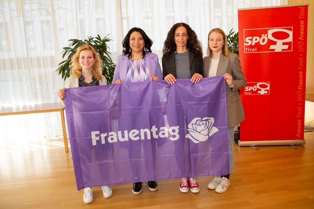 Grund zu feiern und weiter Grund, die Stimme zu erheben: Bundesfrauenvorsitzende NRin Eva-Maria Holzleitner, Landesfrauenvorsitzende NRin Selma Yildirim, Landesrätin Eva Pawlata und Klubobfrau Elisabeth Fleischanderl beim Frauentagsfest der SPÖ-Frauen Tirol. | Foto: © Hitthaler