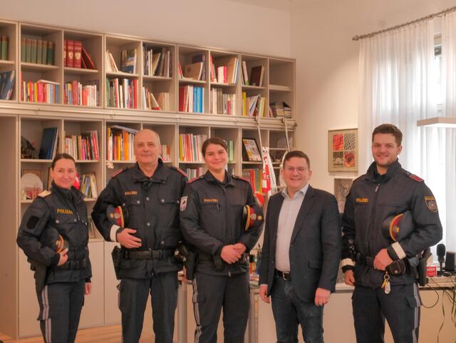 Amtsübergabe der Grätzlpolizisten in der Bezirksvorstehung Meidling. | Foto: BV 12/Schinagl