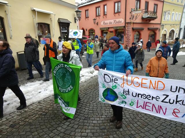 Auch die „Fridays for Future“-Ortsgruppe Pfronten/Füssen beteiligt sich am weltweiten Klimastreik. Etwa 60 Teilnehmende versammelten sich laut den Veranstaltern bei der Klima-Demo in Füssen. | Foto: FFF Füssen/Pfronten
