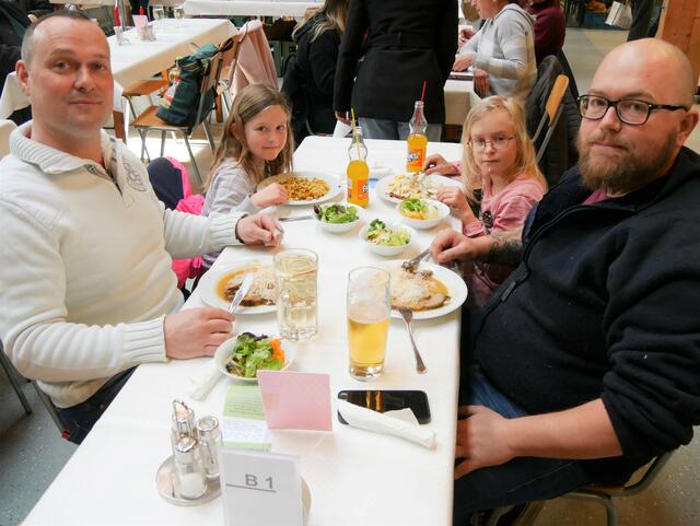 Dominik, Leticia, Felicitas und Christian genießen das gute Essen. | Foto: LAURA PUTZ