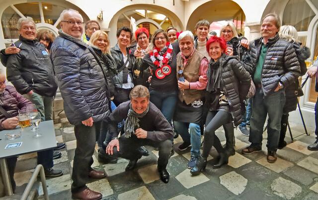 Mit zahlreichen Freunden und Stammgästen feierte Wirtin Lilli Raunegger ihren 50. Geburtstag.