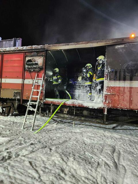 Mit fünf Atemschutztrupps von vier Feuerwehren gelang es, das Feuer zu löschen. | Foto: FF Köflach