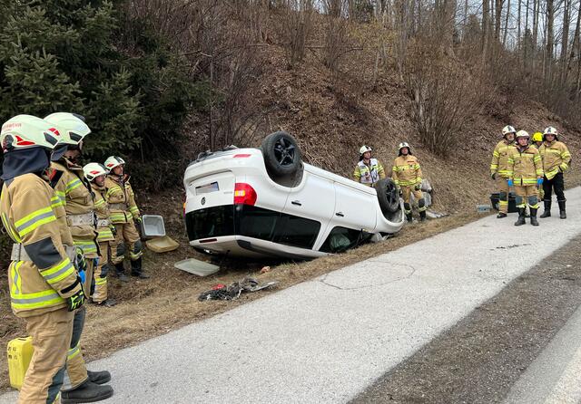 Das Unfallauto blieb am Dach liegen. | Foto: ZOOM-Tirol