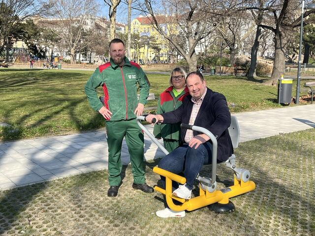 In der Venediger Au teste Bezirksvorsteher Alexander Nikolai (SPÖ) die neuen Motorikgeräte. | Foto: BV2