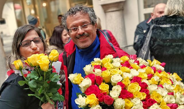 Lilli Raunegger mit Achmde - den beliebtesten Rosenverkäufer von Klagenfurt.