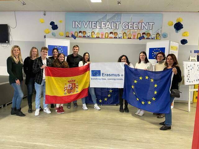 In Vielfalt geeint: Sabrina Penz, Andrea Moser, Michael Zirngast, Anna Beter, Malin Loibner, Markus Binder, Emilly Da Silva, Melissa Pasztor Quiroz, Anna Strohmeier, Elisabeth Mathauer-Cekon, Susana Zarate Piles. | Foto: HLW/FW Deutschlandsberg