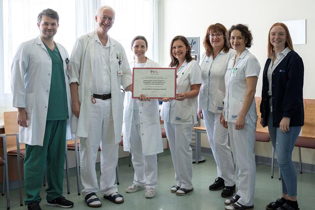 v.l.n.r.: Matthias Alberer, Thomas Weber, Kathrin Danninger, Christine Aichhorn, Ulrike Eder, Nathalie Rak und Medizinische Sekretärin Anja
Schamesberger.  | Foto: Klinikum Wels‐Grieskirchen / Nik Fleischmann