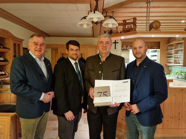 Landtagsabgeordneter Franz Dinhobl, GGR Gerald Spiess (Obmann Volkspartei Sollenau), GGR Martin Kabicher (Ehrenobmann Volkspartei Sollenau) und Bezirksgeschäftsführer David Diabl. | Foto: ÖVP Wiener Neustadt