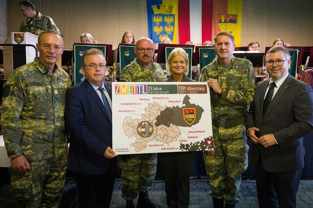 Angelobung und Jubiläum in Allentsteig – im Bild auch Oberst Herbert Gaugusch (2.v.r.). | Foto: Bundesheer/Pusch