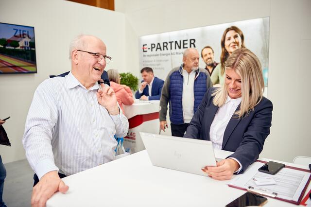 Beratungen am Messestand der Energie AG. 
 | Foto: Energie AG/Mathias Lauringer