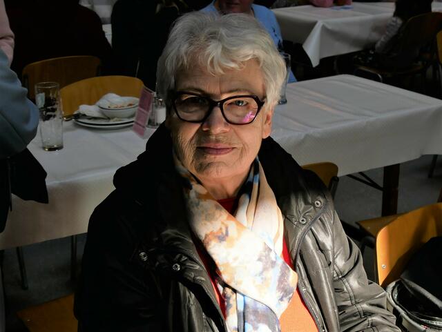 Theresia verbringt mit Freunden Zeit in der Bauernmarkthalle. | Foto: LAURA PUTZ