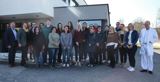 Schülerinnen und Schüler der Ausbildung zur Pflegeassistenz und Pflegefachassistent:
Kfm. Standortleitung Dipl. KH-BW Franz Waldecker, Dir. Mag. Ph Dr. Martina Grubmüller,
Gertrude Schrenk, Sylvia Loidolt, Corinna Benesch, Veronika Bruckner, Birgit Edlmayer,
Heidelinde Fuchs, Kerstin Haider, Andrea Trautenberger, Cornelia Mayer, Selina Nagl, Anita
Bauer, Evelyn Schrenk, Erika Reinöhl, Karin Schuhmeister-Dangl, BR Andra Kletzl, Bastian
Bayer, Pfl. Standortleitung Gudrun Köck, BSc, MSc, David Dornhackl, Kathrin Herndler,
Irene Hochstöger, Ärztlicher Direktor Dr. Christian Helmreich, MBA, MSc. | Foto: Landesgesundheitsagentur