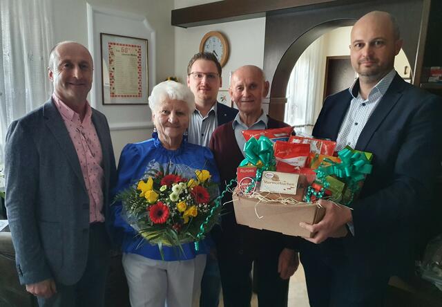 Stefan und Agnes Csekits aus Gerersdorf begingen ihre Diamantene Hochzeit. Alles Gute wünschten im Namen der Gemeinde Bgm. Roman Jandrisevits, GV Mattias Hafner und Vbgm. Manuel Zach (von links). | Foto: Gemeinde Gerersdorf-Sulz