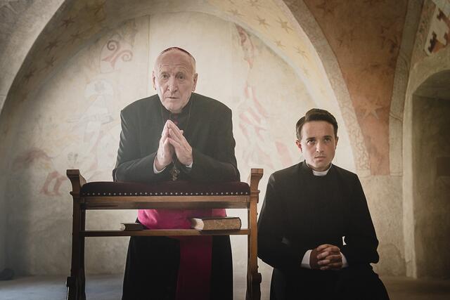 Lucas Zolgar spielt Pfarrer Otto Neururer und begegnet Karl Merkatz in der Rolle des Fürstbischof Altenweisel. | Foto: AVG Film/Fabrizia Costa