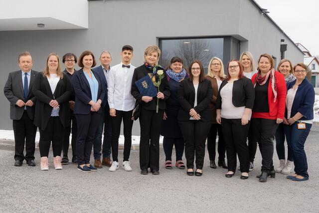 Bürgermeister Franz Mold, Sabrina Holzmann, BR Andrea Kletzl, Petra Ableitinger, Kfm. Standortleiter Dipl. KH-BW Franz Waldecker, Ahmad Khalaf,
Nina Huber, Marina Lehenbauer, MSc, Alina Zainzinger, Pfl. Standortleitung Gudrun Köck,
BSc, MSc, Stefanie Füxl, Irene Hochstöger, Dir. Mag. Ph Dr. Martina Grubmüller, Katharina
Pichler, BScN, Katharina Müller BEd, MSc. | Foto: Landesgesundheitsagentur