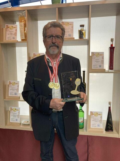 Hannes Stranz aus Neusiedl wurde erneut für seine Brände mit dem Goldenen Stamperl ausgezeichnet. | Foto: zVg