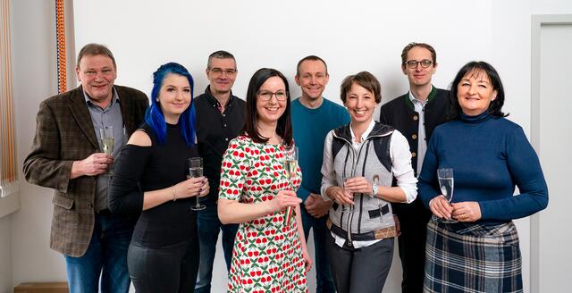Kunden, Geschäftspartner und Freunde kamen zur Eröffnung des neuen Studios in Aigen-Voglhub (von links nach rechts: Josef Weikinger, Bürgermeister von Strobl, Nadine Feldhofer, Joannis Schinzel, Veronika Scharinger, Martin Petz, Manuela Tiringer, Stefan Schmaranzer, Gisela Feldhofer). | Foto: OnMediaART