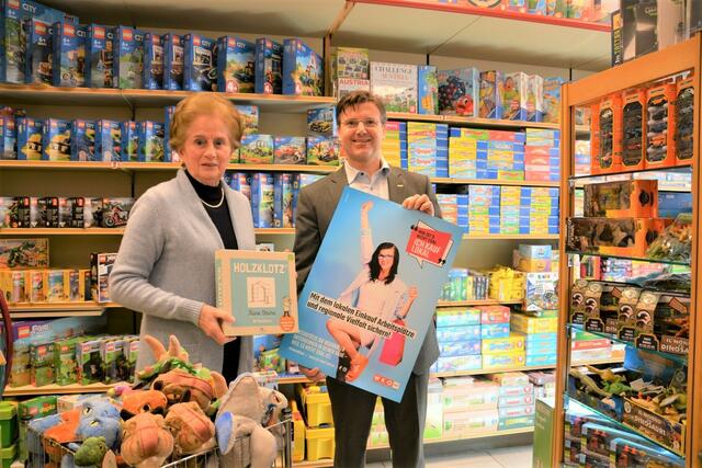 WK NÖ Krems Obmann Thomas Hagmann besuchte die Chefin der Buch-, Papier- und Spielwarenhandlung Murth-Poscharnig KG. | Foto: Holger Lang-Zmeck