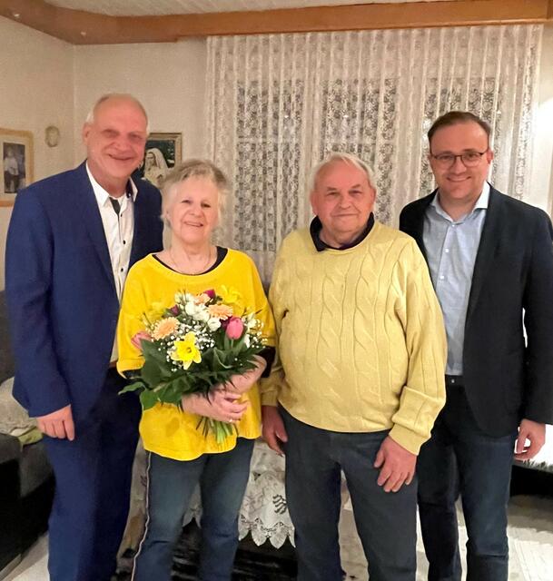 Die Eheleute Elfriede und Johann Löcker aus Olbendorf feierten ihre Diamantene Hochzeit und nahmen Glückwünsche von Bgm. Wolfgang Sodl (links) und Vbgm. Florian Ohrenhofer entgegen. | Foto: Gemeinde Olbendorf