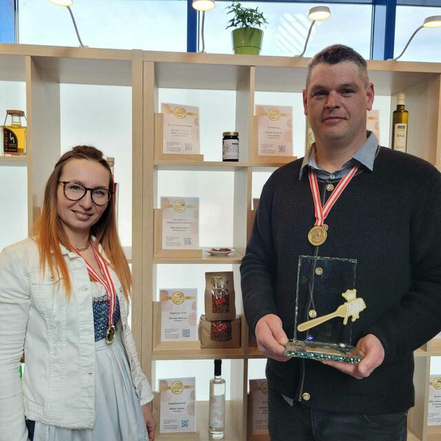 Sabine Varga und Michael Oberger bei der Preisverleihung. | Foto: Gemeinde Lanzenkirchen