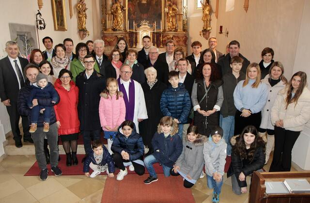 Im Kreise ihrer großen Familie feierte Agnes Temmel aus Bildein ihren 90. Geburtstag. Es gratulierten auch Gemeindevertreter und Dechant Karl Schlögl. 
Agnes Temmel hat 6 Kinder, 13 Enkel und 13 Urenkel. Sie war bis zur Pension in der Landwirtschaft tätig. Seit der Gründung des Geschichte(n)hauses in Bildein war sie ehrenamtlich als Geschichtenhaus-Dame tätig und erzählte dort im hianzischen Dialekt über ihre Kindheit und die Kriegszeit. | Foto: Kulturverein Grenzgänger