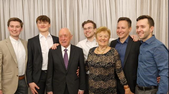 Anna (83) und Friedrich Sladek (84) aus Moschendorf begingen ihren 60. Hochzeitstag. Zu den vielen Gratulanten zählten auch die fünf Enkelsöhne. | Foto: Sladek