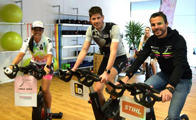 ÖSV-Exbiathlet Julian Eberhard (Bildmitte) beim 24-Stunden-Spinning in der Toplogistik Kufstein. | Foto: Schwaighofer