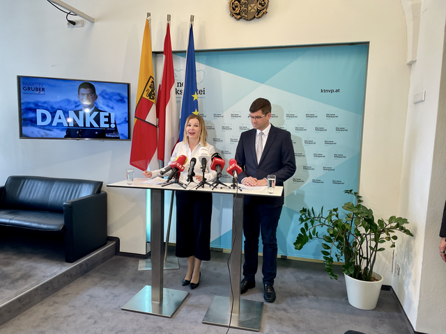 Julia Löschnig und Martin Gruber bei der Pressekonferenz nach dem Landesparteivorstand. | Foto: MeinBezirk.at