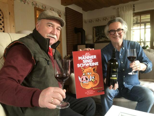 Starwinzer Willi Opitz kam extra von Illmitz nach Nickelsdorf, um mit dem Bestsellerautor bei ihm zuhause mit köstlichem Heideboden-Wein auf das neue Werk anzustoßen. | Foto: zVg